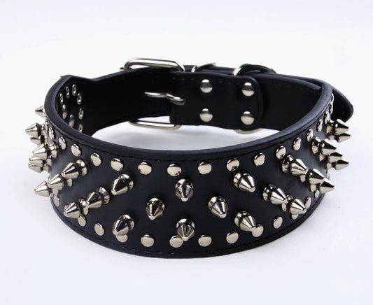 collier chien a pointes noir cuir pu rivets argentes fond blanc