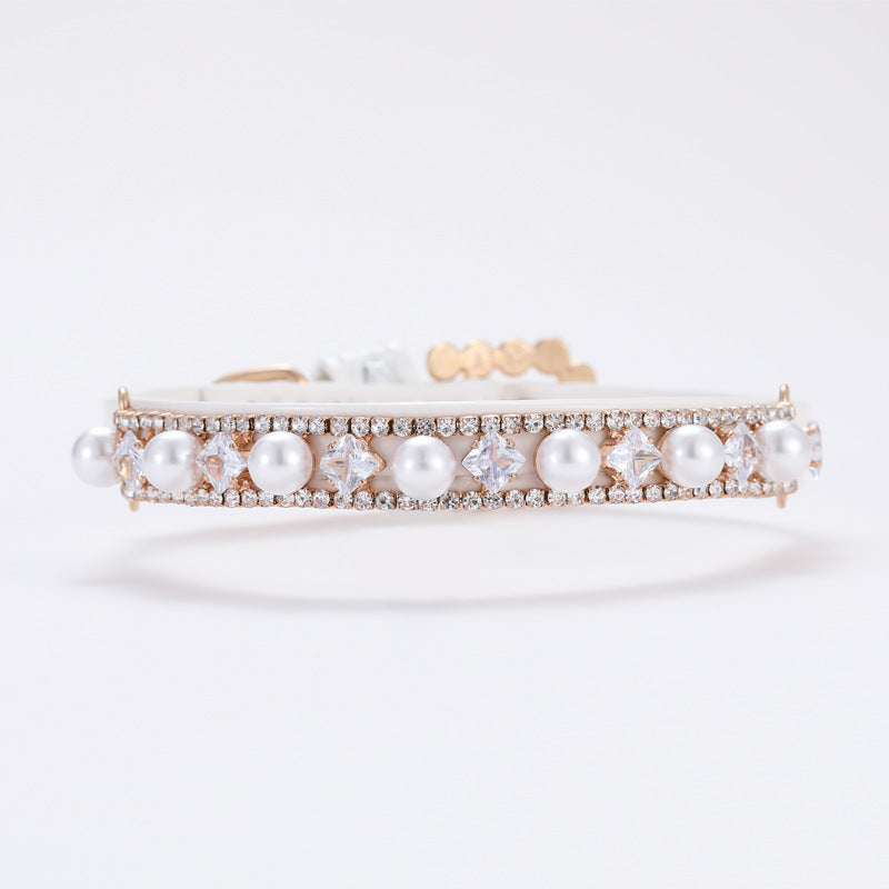 collier chien perles double rang cristal blanc fond blanc