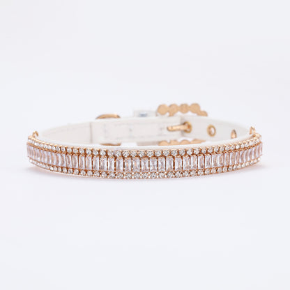 collier chien perles strass baguette blanc argent fond blanc