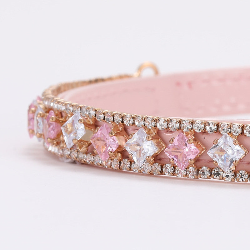 collier chien perles strass carre rose poudre fond blanc