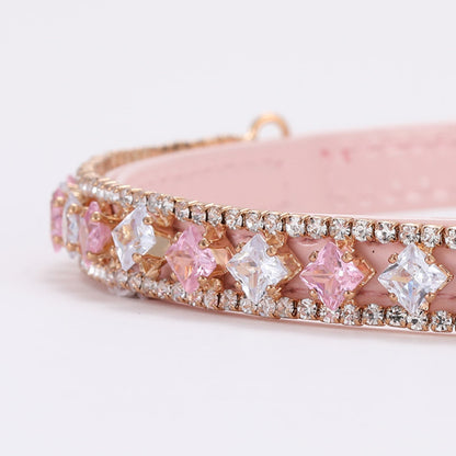 collier chien perles strass carre rose poudre fond blanc