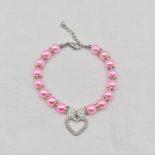 collier pour chiot perles rose pale pendentif strass coeur fond lin