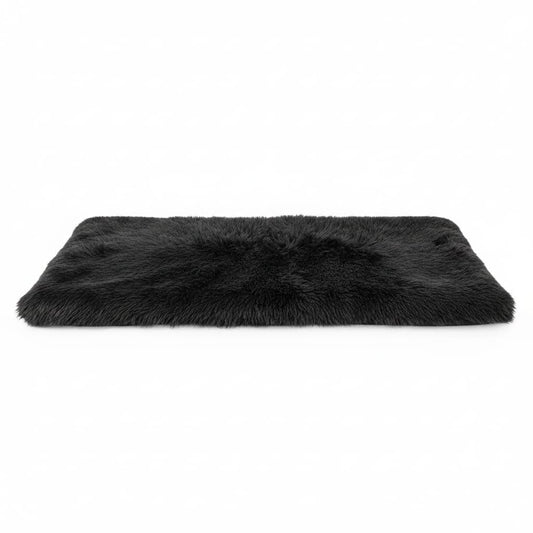 coussin pour chien peluche longue noir fond blanc