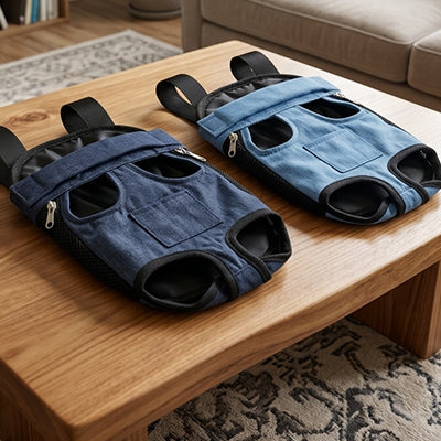 deux sacs de transport chien poses table salon bleu marin bleu jeans