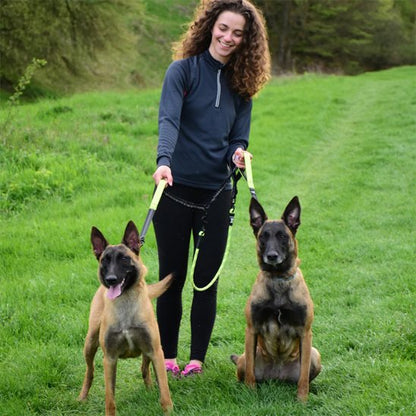 femme tenant bergers belge avec double laisse pour chien