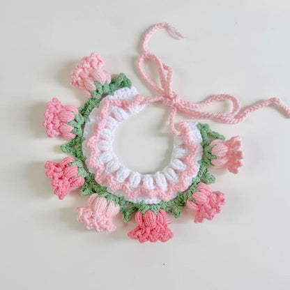 collier pour chien crochet fleurs rose fond blanc