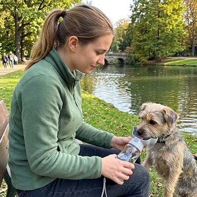 gourde chien gris terrier femme parc lac
