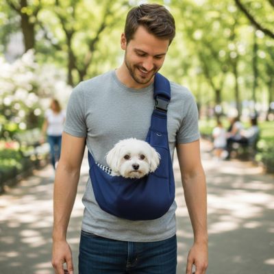 homme avec bichon frise sac transport pour chien bandouliere bleu marin parc