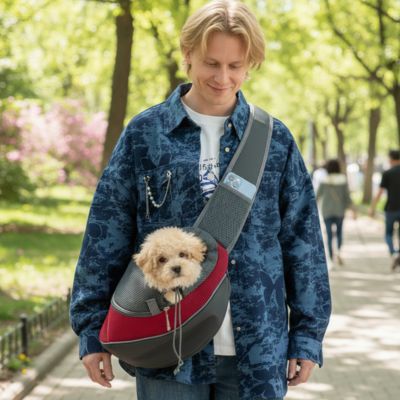 homme parc sac de transport pour chien bandouliere rouge caniche