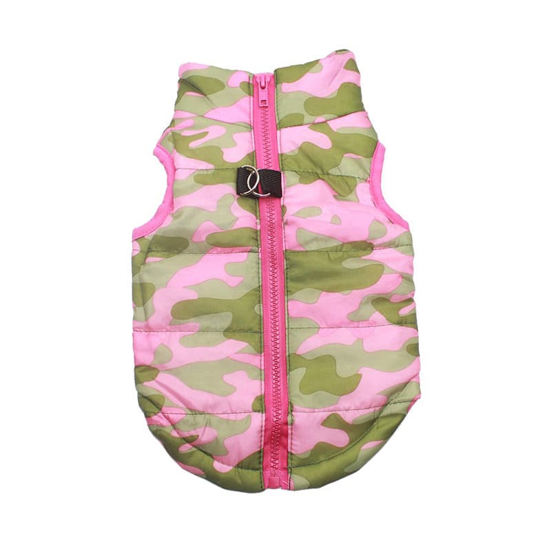 manteau chien camouflage rose fond blanc