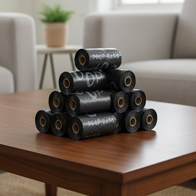 rouleaux sac a crotte noir biodegradable empiles table salon
