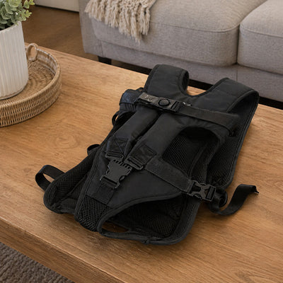 sac de transport pour chien noir nylon pose sur table salon