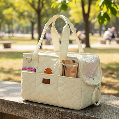 sac de transport pour chien nylon beige ouvert accessoires poses sur banc parc