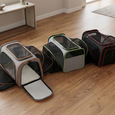 trois sacs de transport pour chien extensibles salon parquet