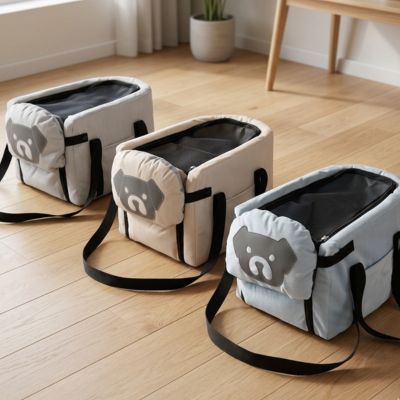 trois sacs de transport pour chien voiture beige poses sol parquet salon motif ours